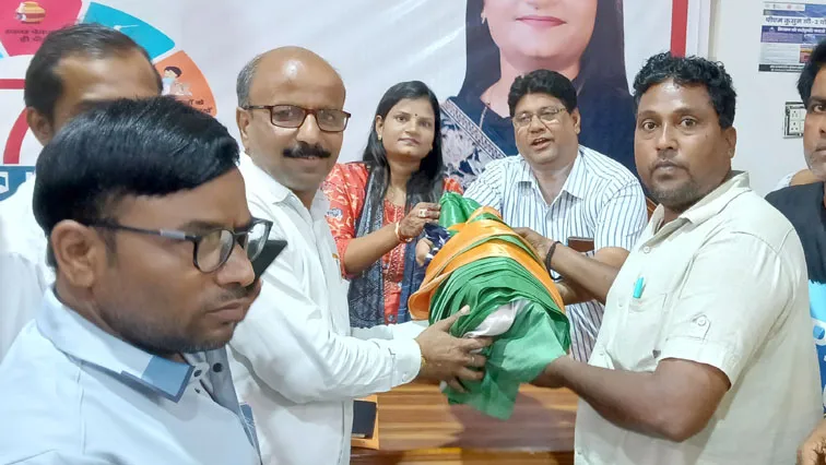 फिरोजाबाद: महापौर ने पार्षदों एवं सुपरवाइजरों को बांटे तिरंगा ध्वज