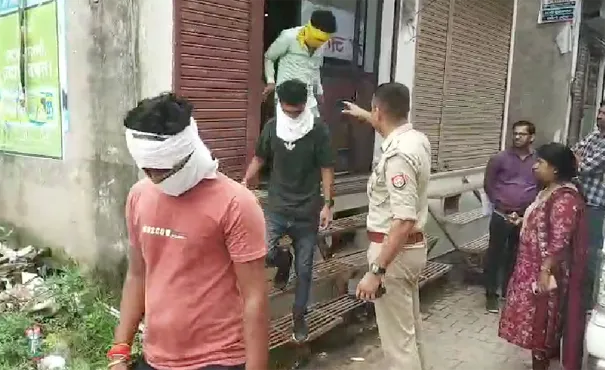 शिकोहाबाद में अवैध होटलों पर छापा, होटल संचालकों में मची खलबली