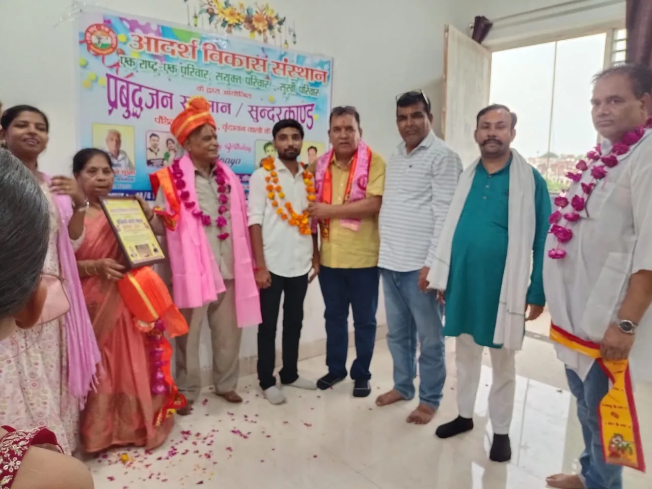 फिरोजाबाद: संयुक्त, सुखी परिवार ने समाज सेवियों को किया सम्मानित