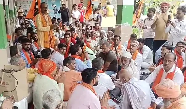 फिरोजाबाद: मजार हटाकर काली माता का मंदिर बनवाए जाने की मांग