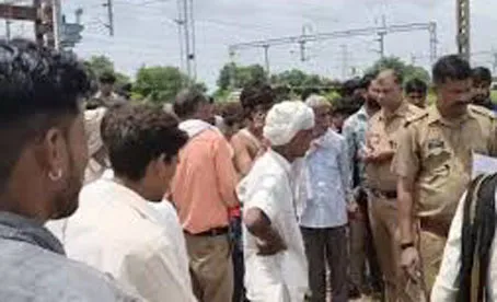 फिरोजाबाद: शिकोहाबाद में दो नाबालिग चचेरी बहन नेताजी एक्सप्रेस के आगे कूदीं, मौत