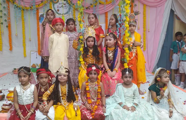 फिरोजाबाद: महात्मा गांधी इंग्लिश मीडियम जूनियर हाईस्कूल में धूमधाम से मना श्रीकृष्ण जन्माष्टमी पर्व