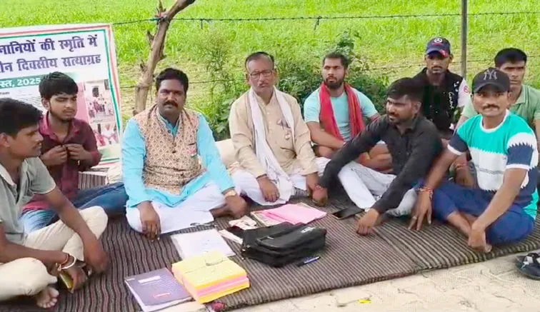 फिरोजाबाद: स्वतंत्रता सेनानियों के गांव गुदाऊं में धरने पर बैठे ग्रामीण