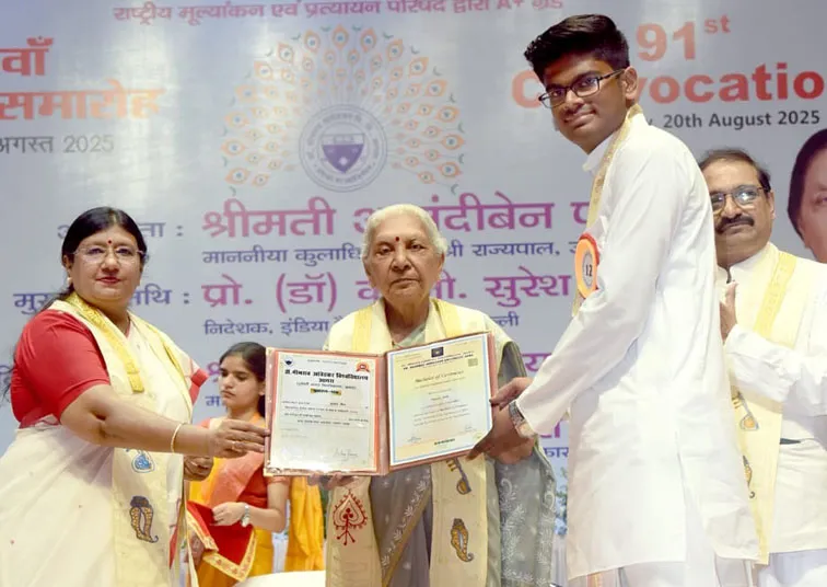 फिरोजाबाद: सीएल जैन महाविद्यालय के छात्र अनंत जैन का राज्यपाल ने स्वर्ण पदक देकर किया सम्मानित