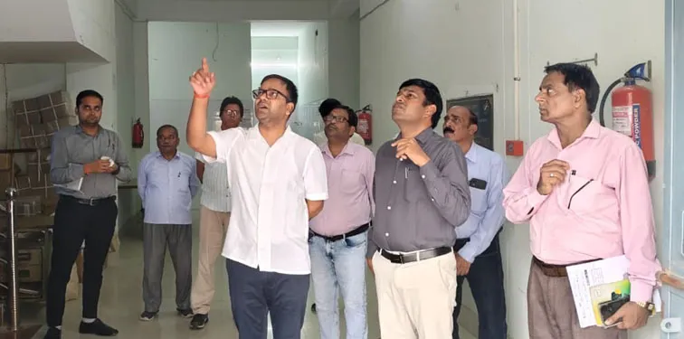 फिरोजाबाद: ईवीएम, वीपीपेट हाउस का डीएम ने किया निरीक्षण