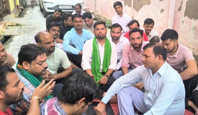 शिकोहाबाद: जेई द्वारा स्थानीय लोगों को धमकाना पड़ा भारी