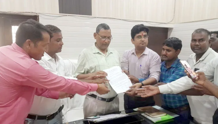 फिरोजाबाद: रोजगार सेवक संघ ने किया क्रॉप सर्वे कार्य का विरोध