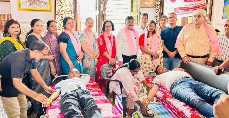 फिरोजाबाद: रक्तदान शिविर में युवाओं, महिलाओं और बुजुर्गो ने किया रक्तदान