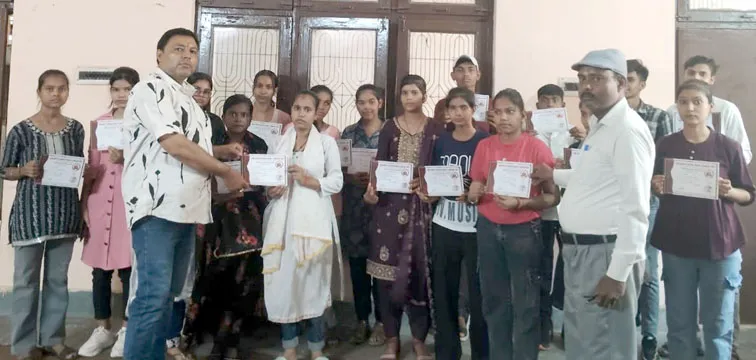 फिरोजाबाद: एससी-एसटी वर्ग के मेधावी छात्र-छात्राऐं हुई सम्मानित