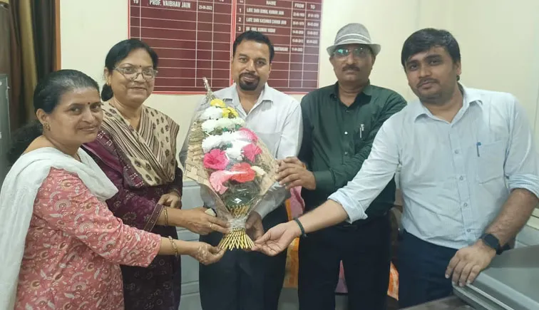 फिरोजाबाद: तीन साल के सफल कार्यकाल पर शिक्षक संघ ने सीएल जैन प्राचार्य किया अभिनंदन