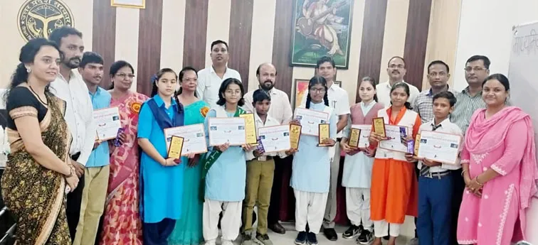 फिरोजाबाद: आगरा में मंडल स्तरीय विज्ञान संगोष्ठी का हुआ आयोजन