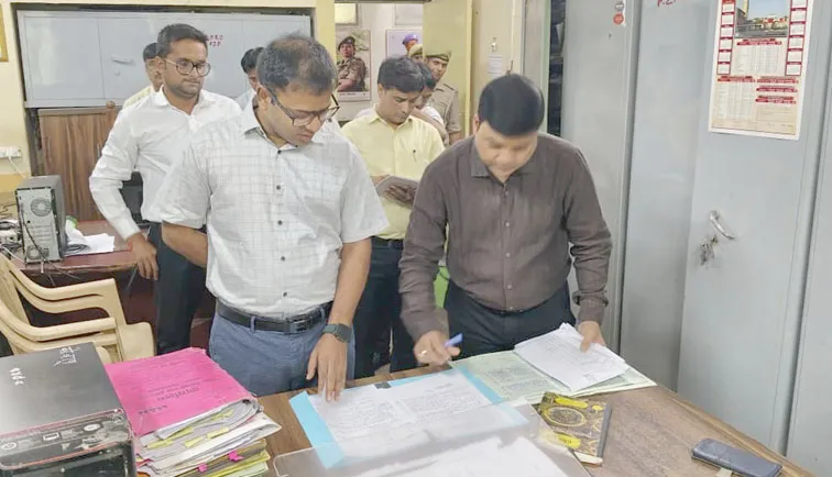 फिरोजाबाद: जिलाधिकारी ने जिला पंचायत राज अधिकारी कार्यालय का किया निरीक्षण