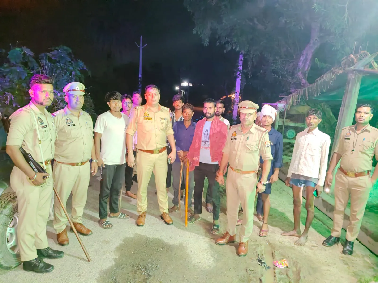 फिरोजाबाद: ड्रोन अफवाहों पर पुलिस एक्शन, रात में ग्राम सुरक्षा समितियों के साथ गश्त