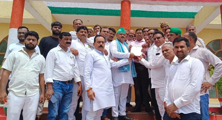 फिरोजाबाद: किसान यूनियन ने डीएम को सौंपा ज्ञापन