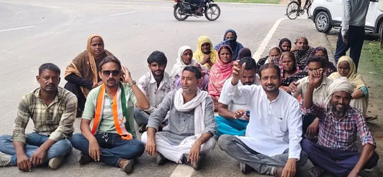 फिरोजाबाद: जनसमस्याओं को लेकर पार्षद संग क्षेत्रिय लोगों ने डीएम को सौंपा ज्ञापन