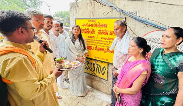 फिरोजाबाद: आसफावाद फ्लाई ओवर के नीचे सड़क चैड़ीकरण निर्माण कार्य का महापौर ने किया शुभारम्भ