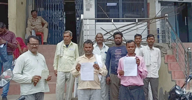 फिरोजाबाद: बैंक कर्मियों ने किसानों के खातों से निकाले लाखों रूपये