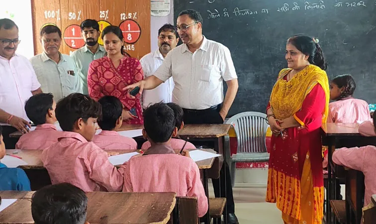 फिरोजाबाद: बच्चों से सवाल, जबाब कर परखी क्षमता