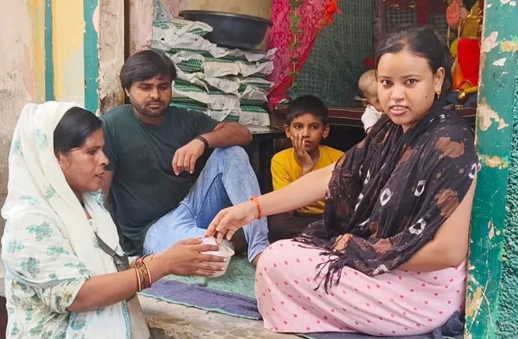 फिरोजाबाद: विकास कार्य न होने पर पार्षद ने मांगी भींख