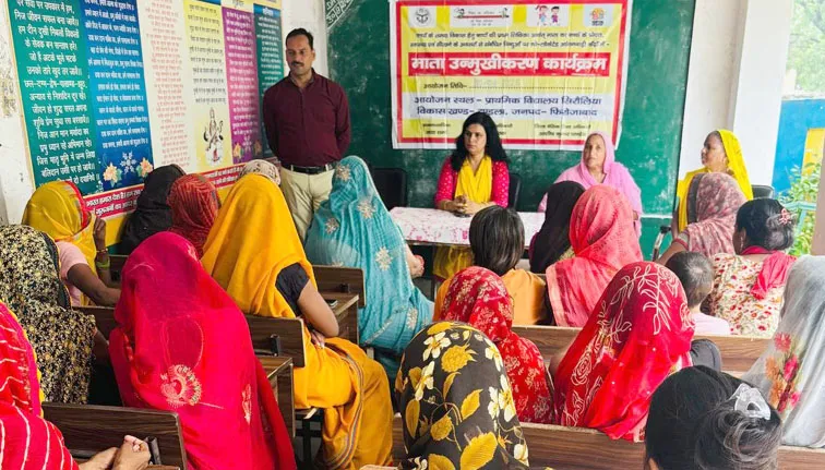 फिरोजाबाद: शिक्षकों ने अभिभावकों से संवाद कर बच्चों की समग्र शैक्षणिक प्रगति पर चर्चा की