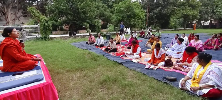 फिरोजाबाद: योग शिविर में साध्वी देवदिति दीदी ने विभिन्न योगासन का कराया अभ्यास