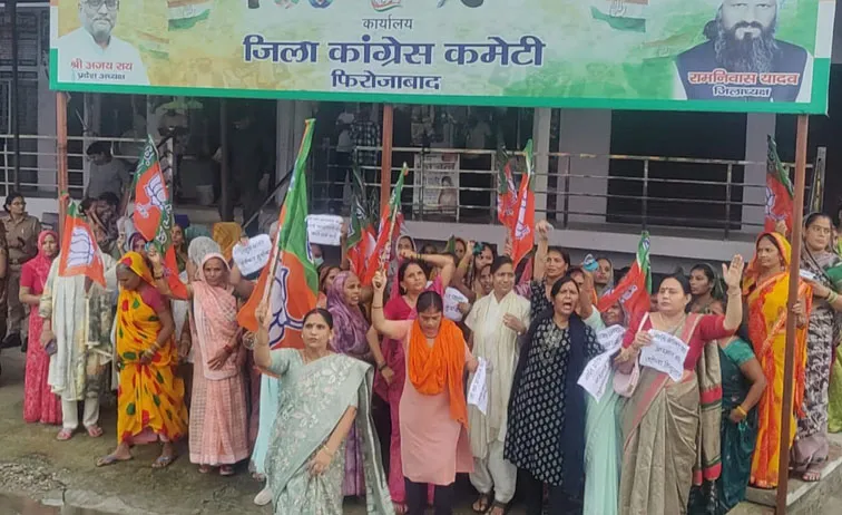 फिरोजाबाद: भाजपा महिला मोर्चा ने कांग्रेस कार्यालय पर किया प्रदर्शन