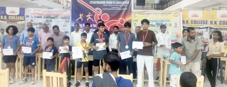 फिरोजाबाद: तीन दिवसीय खेल प्रतियोगिता का पुरस्कार वितरण के साथ हुआ समापन