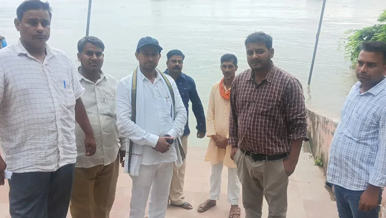 फिरोजाबाद: ग्राम चंद्रवार में बने कुंड का एसडीएम ने किया निरीक्षण, देखी व्यवस्थाएं