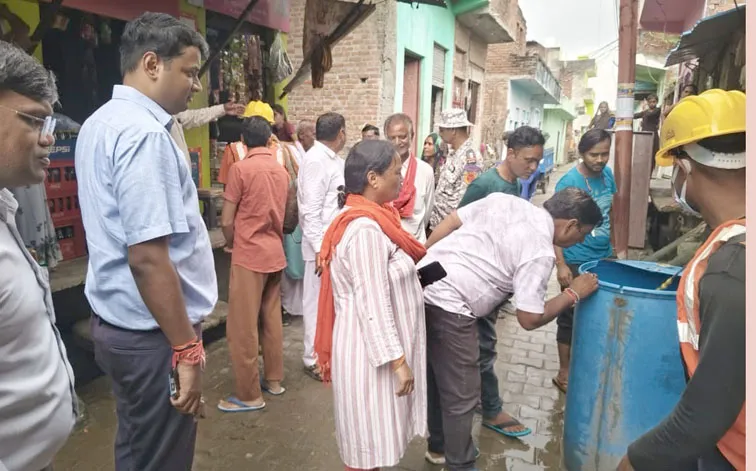 फिरोजाबाद: नगर आयुक्त ने एलान नगर व झलकारी नगर का किया निरीक्षण
