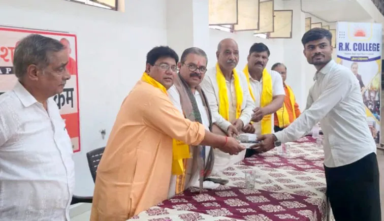 फिरोजाबाद: आर.के. काॅलेज में छात्र-छात्राओं को बांटे टेबलेट