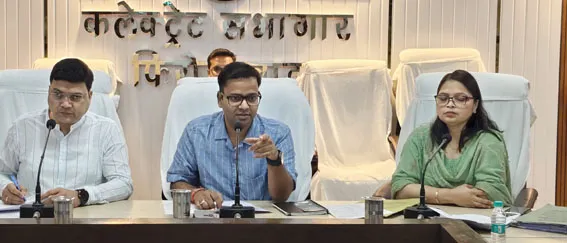 फिरोजाबाद: शिकायतों के निस्तारण में अधिकारी कोताही न बरतें-डीएम