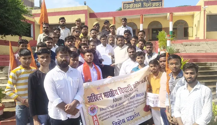 फिरोजाबाद: बाराबंकी में पुलिस प्रशासन की बर्बरता के खिलाफ एबीवीपी का जोरदार प्रदर्शन
