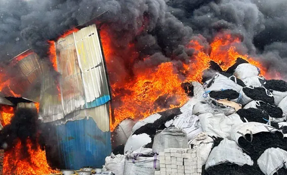 शिकोहाबाद: टायर से तेल निकालने वाली फैक्ट्री के वॉयलर में शार्ट सर्किट से लगी आग