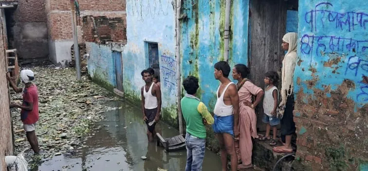 फिरोजाबाद: वार्ड 63 में जलभराव से जनजीवन बेहाल, घरों पर लिखे यह घर बिकाऊ है