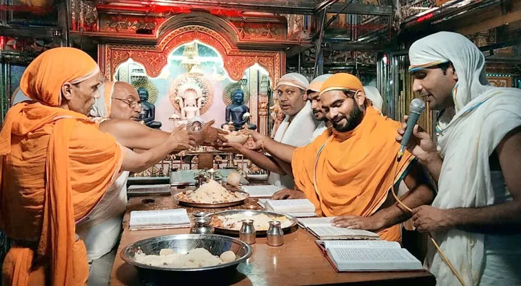 फिरोजाबाद: भगवान वासुपूज्य का जैन मंदिरो ंमें चढ़ाया गया निर्वाण लाडू