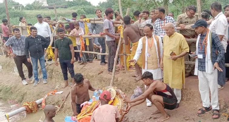फिरोजाबाद: गाजे-बाजे के साथ निकली गणेश विसर्जन यात्रा