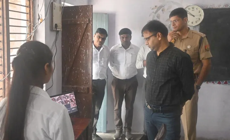 फिरोजाबाद: हजारों परीक्षार्थियों ने दो पालियों में दी पीईटी की परीक्षा