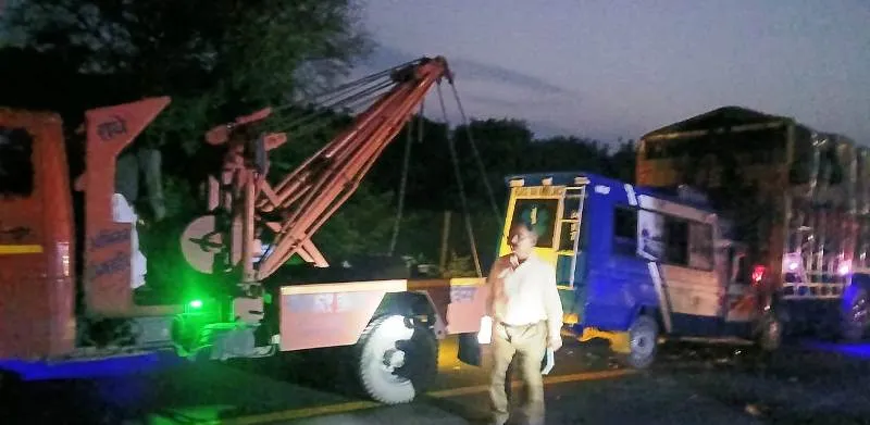 फिरोजाबाद: लखनऊ एक्सप्रेस-वे पर एंबुलेंस डीसीएम से टकराई, सात घायल