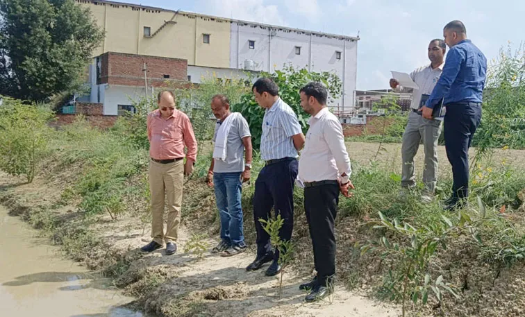 फिरोजाबाद: कृषि निदेशक ने किया जनपद का औचक निरीक्षण