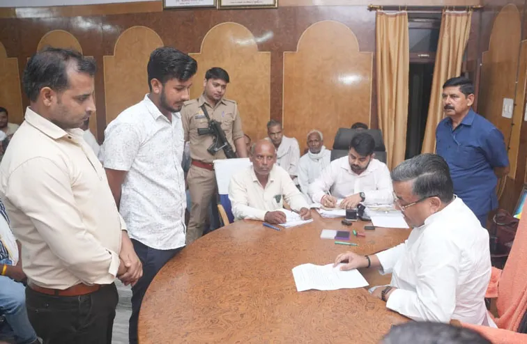 फिरोजाबाद: पर्यटन मंत्री जयवीर सिंह ने सुनी समस्याऐं