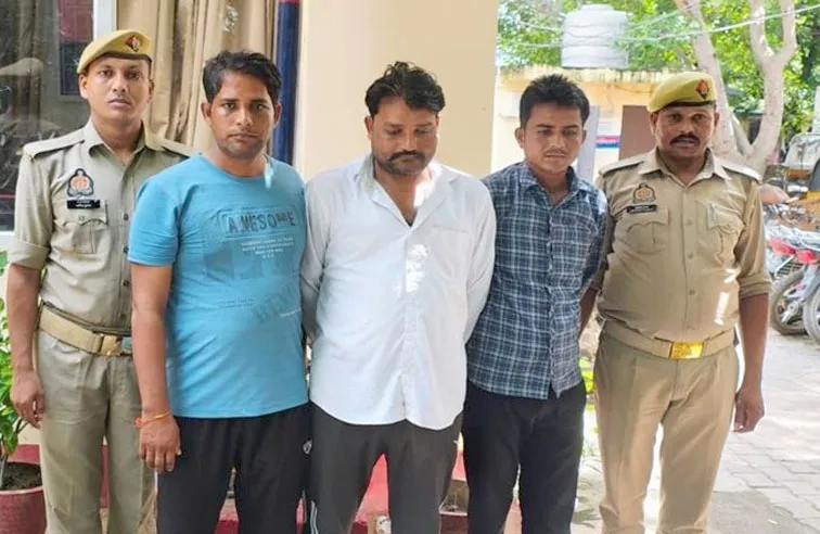 फिरोजाबाद: बीहड़ में जुआ खेल रहे तीन गिरफ्तार, 1.87 लाख रू बरामद