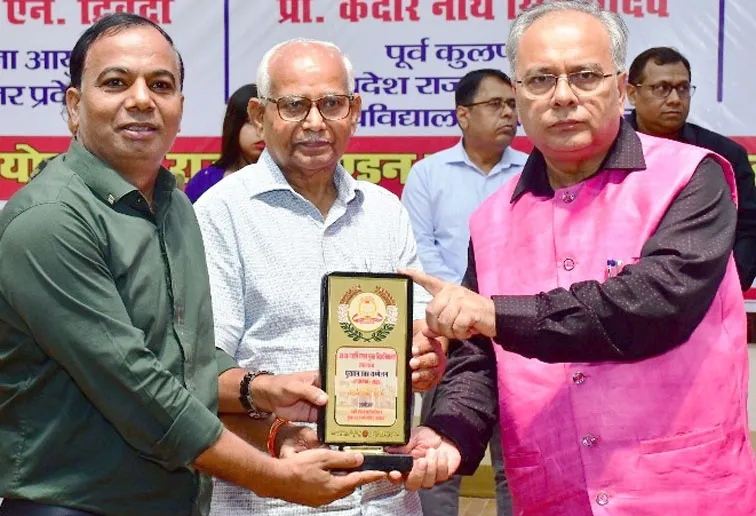 शिकोहाबाद: पुरातन छात्र सम्मेलन में डॉ.सुखेंद्र किये गये सम्मानित