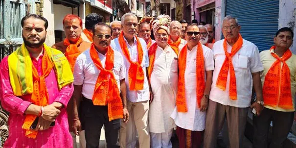 शिकोहाबाद: गाजे-बाजे के साथ निकली श्रीराम कथा की कलश शोभायात्रा