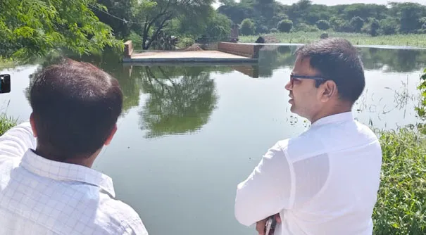 फिरोजाबाद: जनपद के बाढ़ ग्रस्त क्षेत्रों का जिलाधिकारी ने किया दौरा