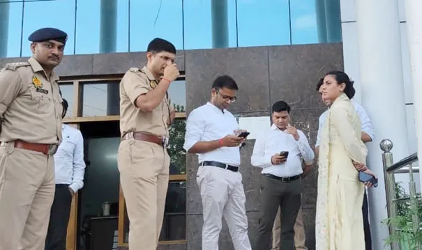 फिरोजाबाद: जेएस यूनिवर्सिटी में डिग्री के लिए भटक रहे है छात्र