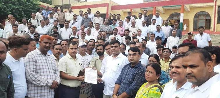 फिरोजाबाद: पूर्व नियुक्त शिक्षकों को टीईटी परीक्षा की अनिवार्यता से मुक्त रखने की मांग