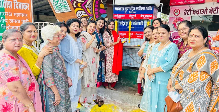 फिरोजाबाद: राहगीरों को राहत दिलाने के लिए ठंडे पानी की मशीन लगवाई