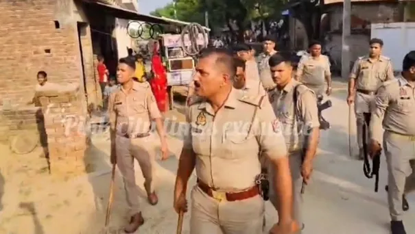 फिरोजाबाद: राजस्व टीम पर पथराव, तहसीलदार की गाड़ी के शीशे टूटे