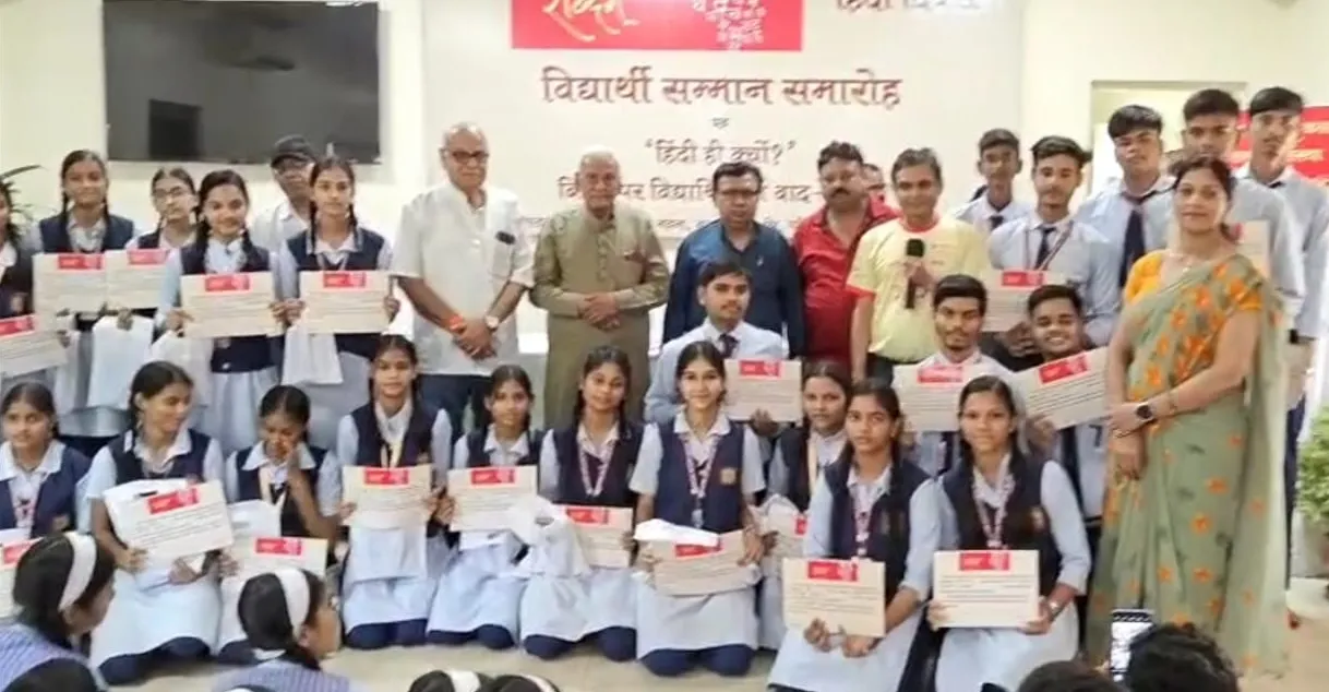 शिकोहाबाद: हिन्दी विषय में उत्कृष्ट अंक प्राप्त करने वाले मेधावी हुए सम्मानित