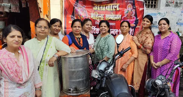 फिरोजाबाद: अग्रवाल महिला मंडल ने सांधु संतो और गरीबो को कराया भोजन